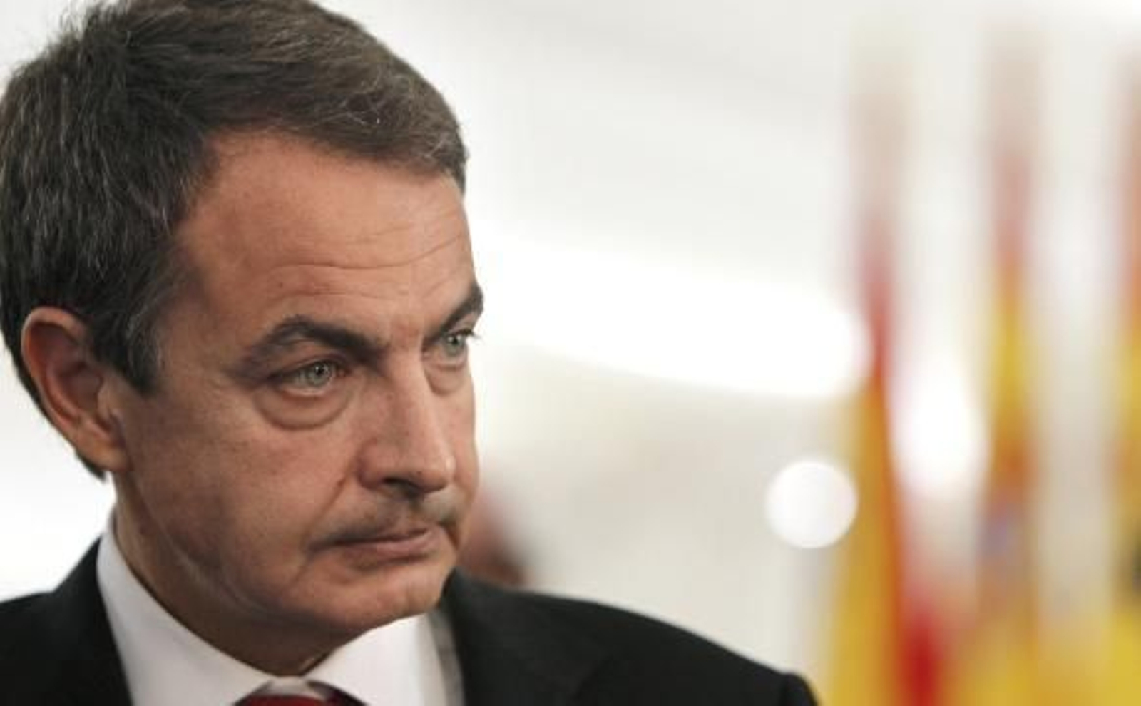 Zapatero defiende la gestión de la crisis aérea y no descarta prorrogar el estado de alarma Zapatero defiende la gestión de la crisis aérea y no descarta prorrogar el estado de alarma