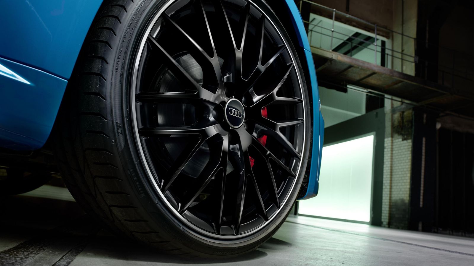 Las llantas de serie de 19" pueden reemplazarse por unas de 20". En todos los TT S line competition plus las pinzas están pintadas en rojo.