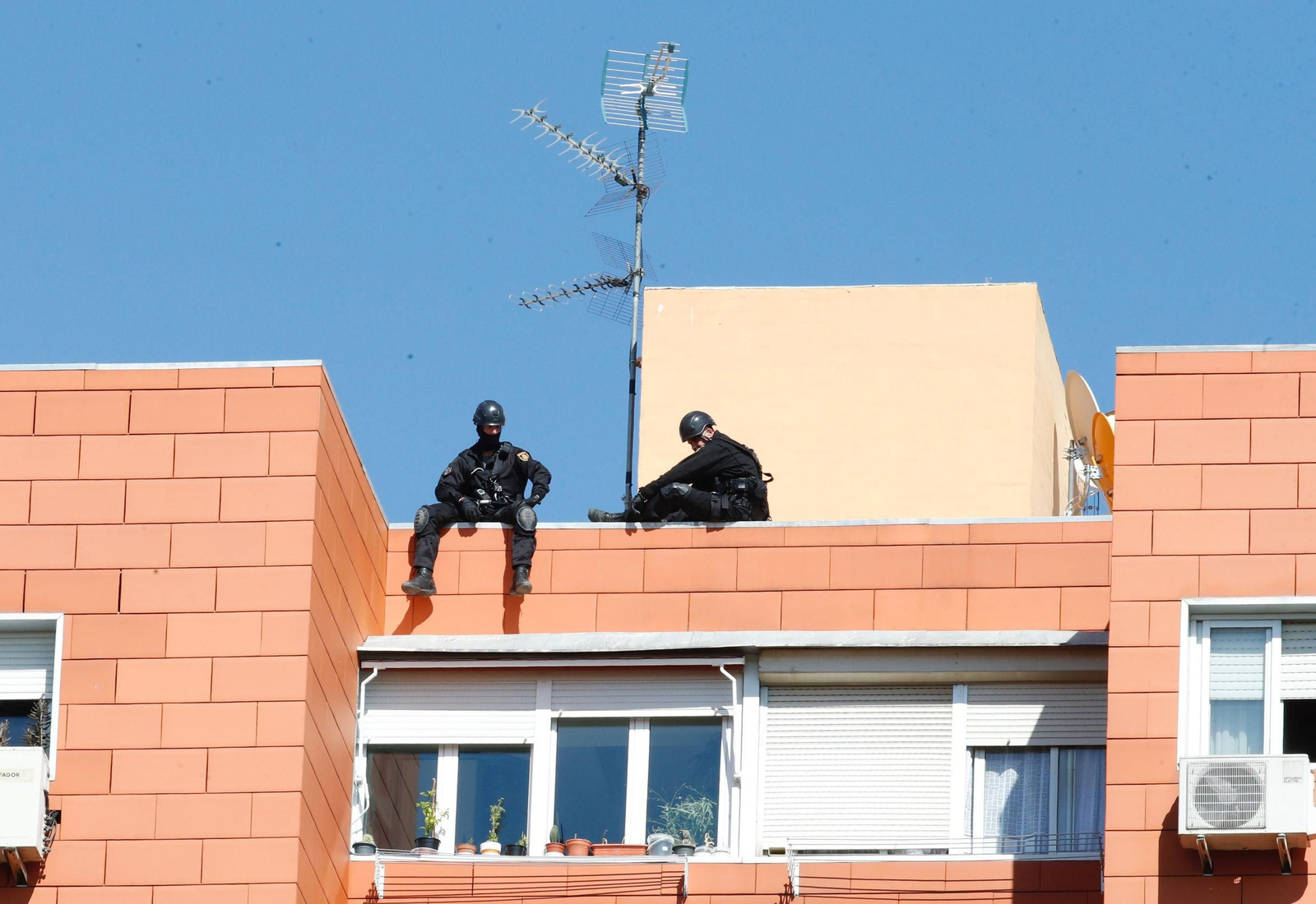 Agentes de la Policía Nacional negociando con el hombre que retuvo a su hija con un cuchillo.