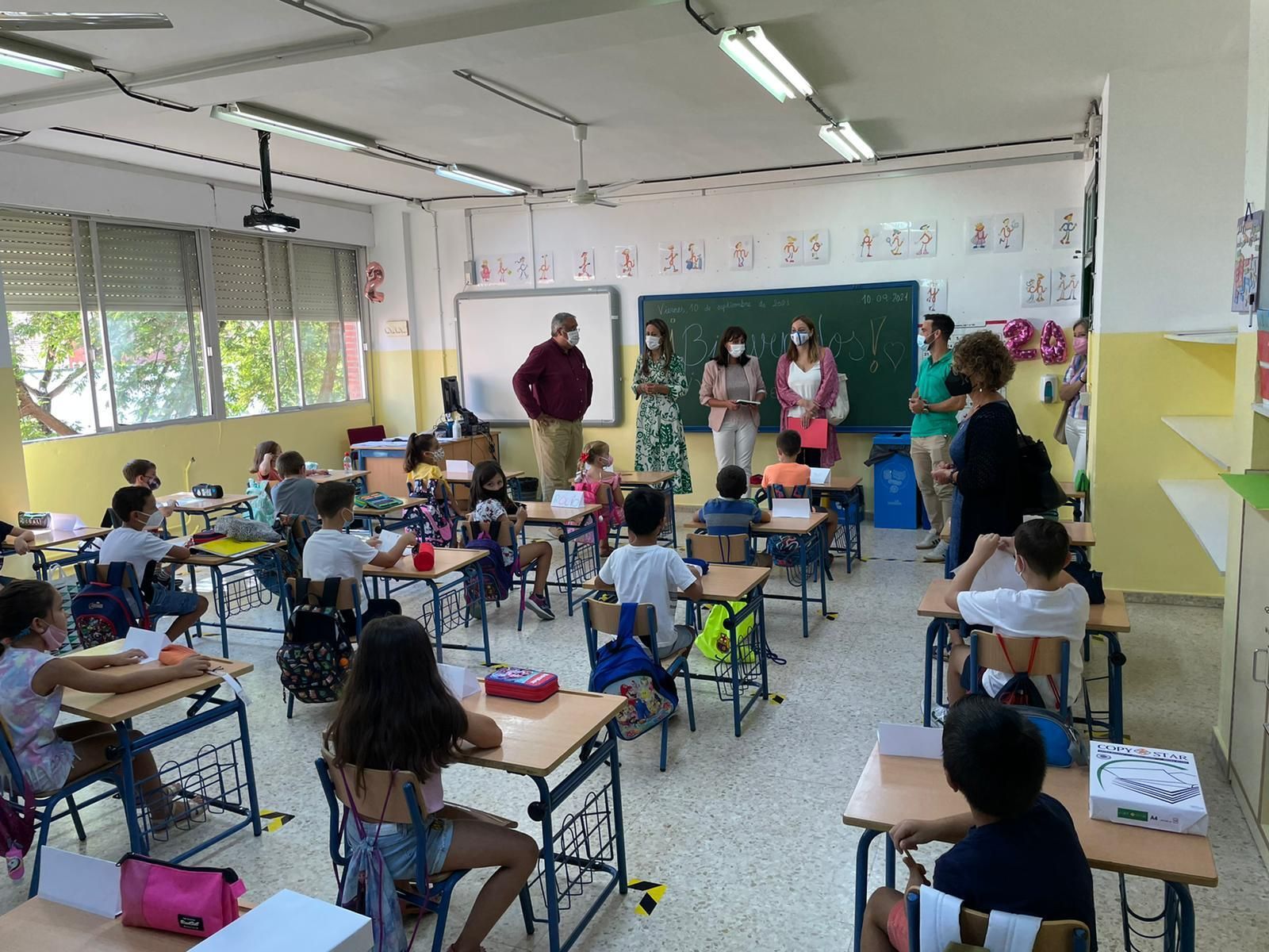 Representantes institucionales durante su visita al CEIP García Lorca  de la capital.