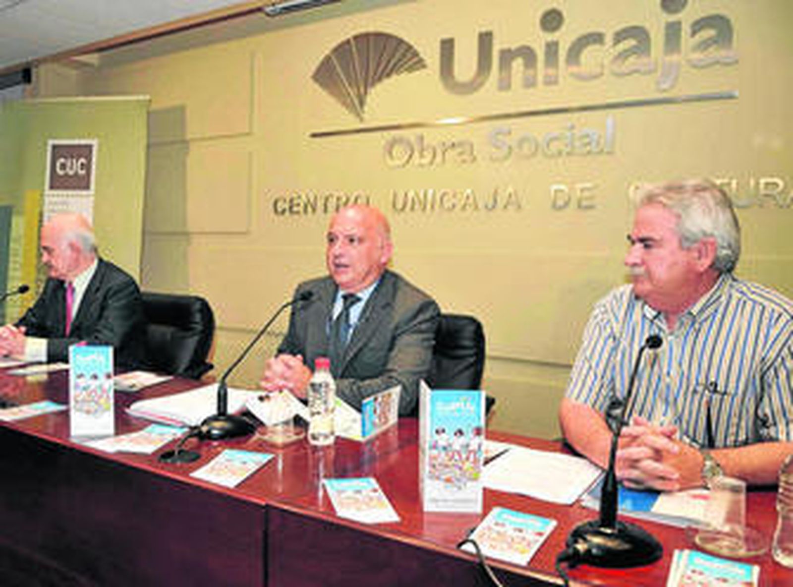 Los miembros de la Obra Social de Unicaja durante la presentación de las actividades para los jóvenes.