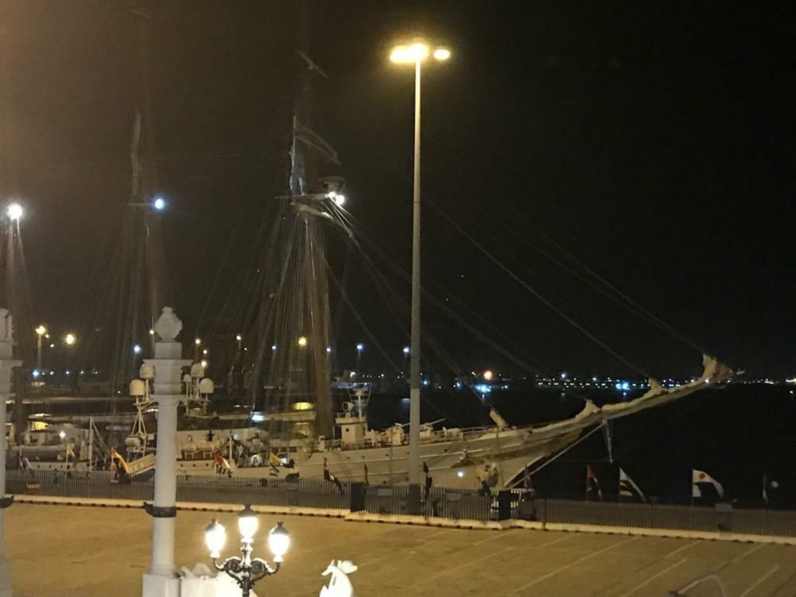 El 'Elcano', atracado en el muelle de Cádiz.