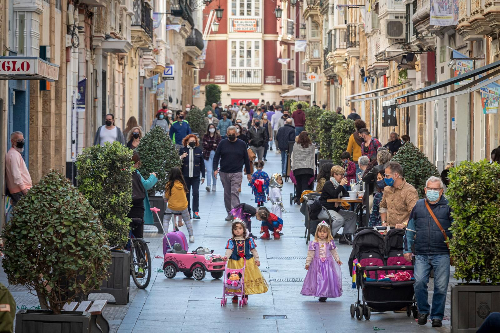 Así vive Cádiz el domingo de Carnaval del coronavirus