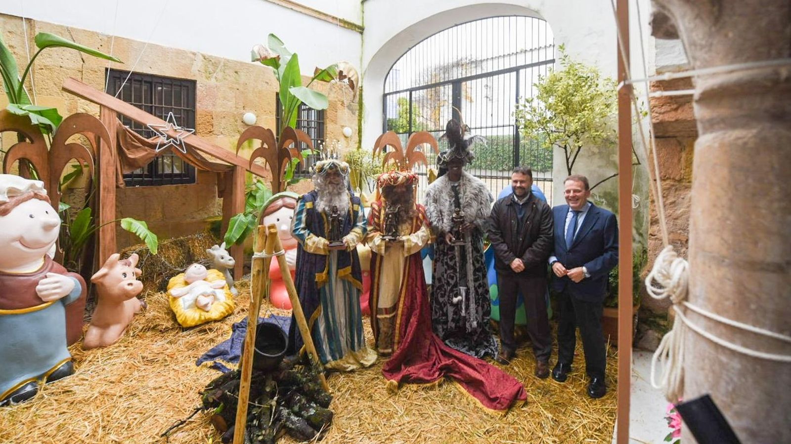 Melchor, Gaspar y Baltasar, con Juan Serrano y Julián Urbano en el Palacio de Orive.