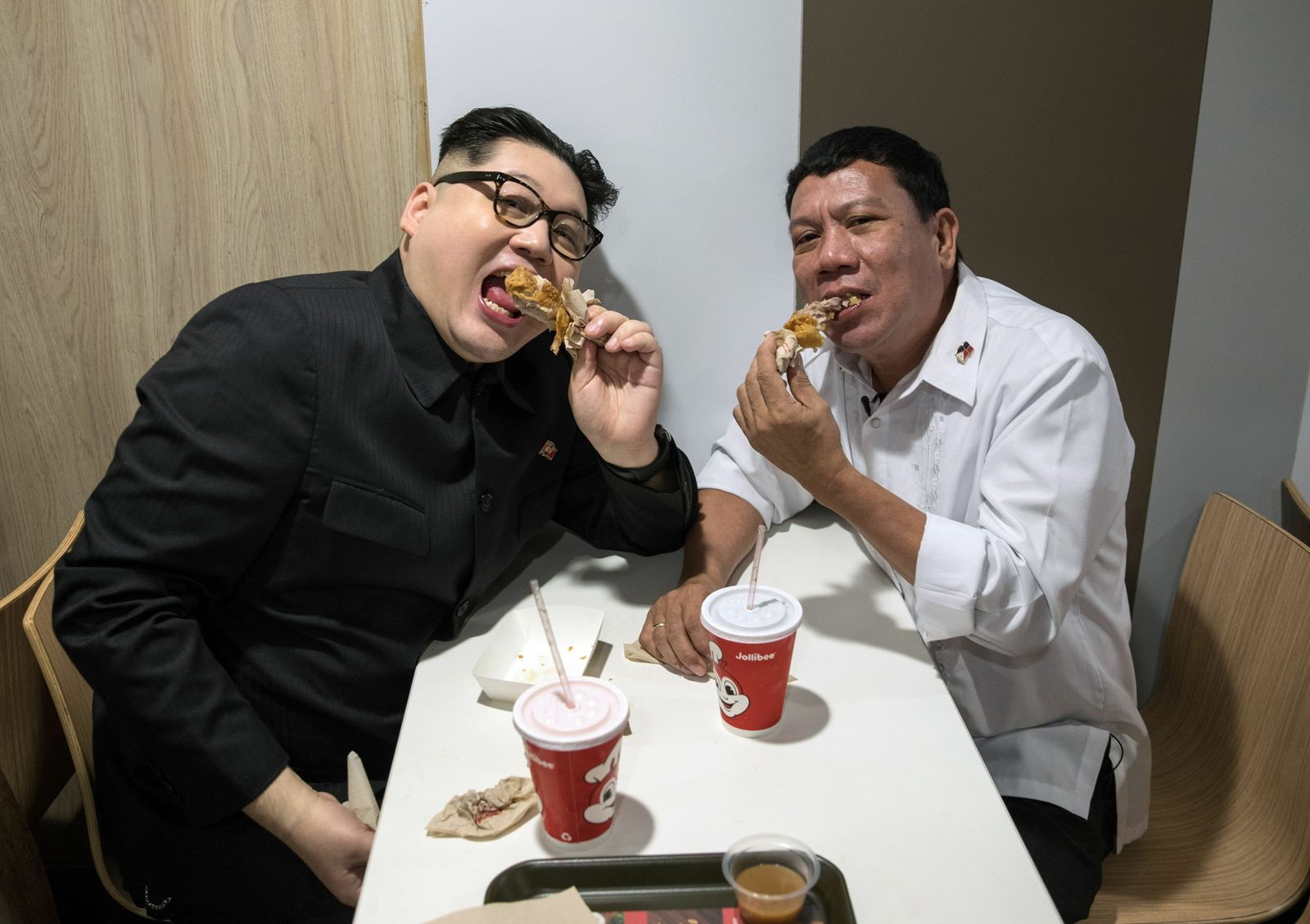 Kim Jong-un y Rodrigo Duterte comen pollo en un restaurante de Hong Kong.