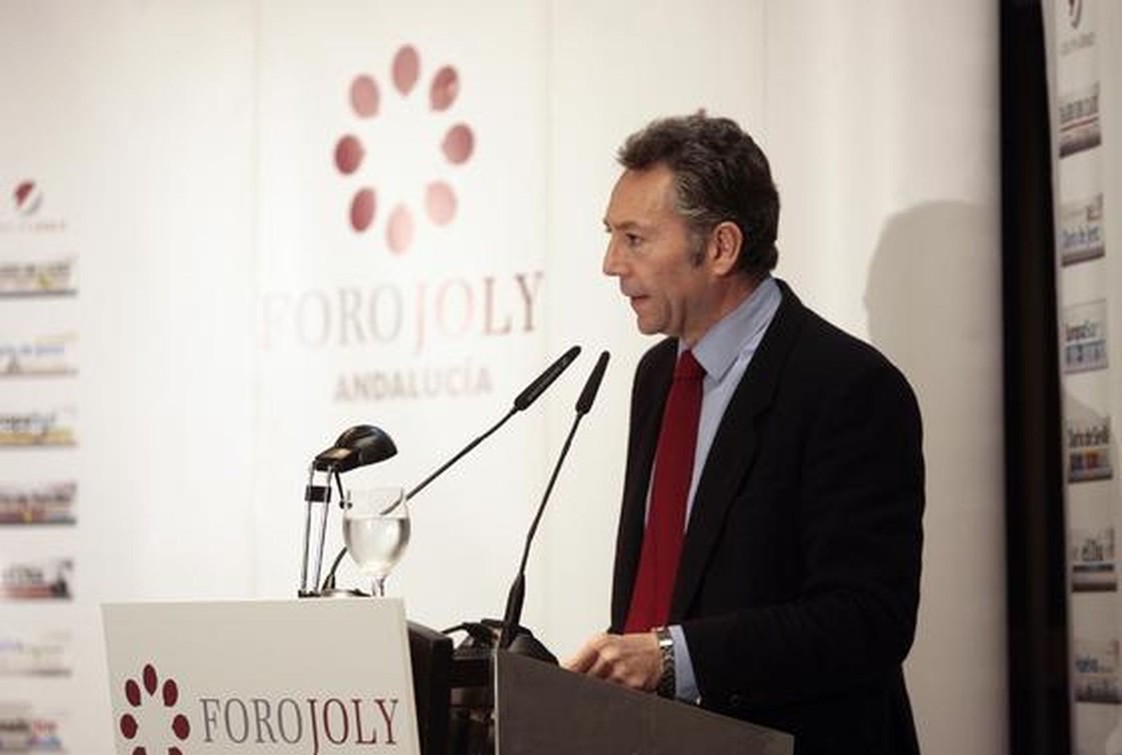 José Joly, presidente del Grupo Joly, presenta a Mario Fernández.

Foto: Victoria Hidalgo y Juan Carlos Muñoz