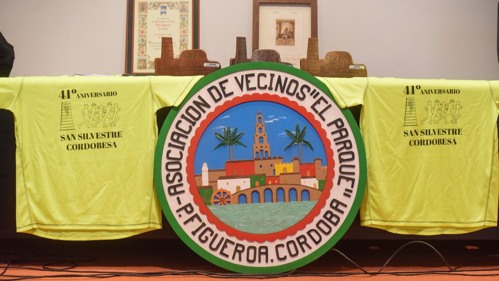 Los trofeos y las camisetas de la San Silvestre Cordobesa.