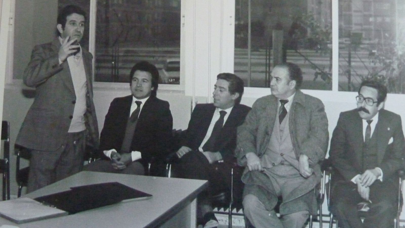 Pepe Gil, atendiendo a las autoridades en una visita.