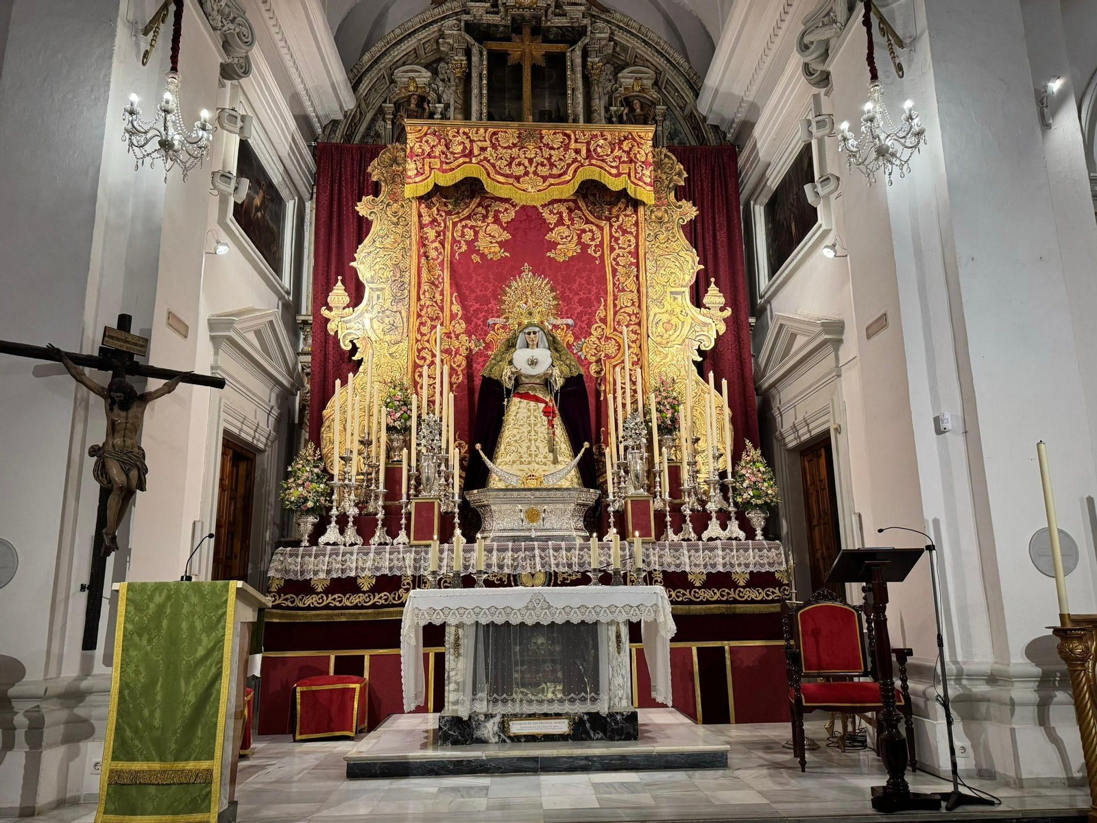 Altar de cultos de la Virgen del Amparo, de Borriquita. Altar de cultos de la Virgen del Amparo, de Borriquita.