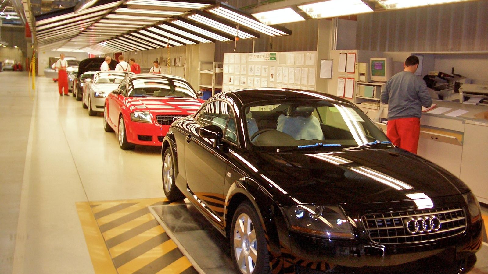 En la planta de Györ se inició la producción del Audi TT en 1998, apenas tres años de que se mostrase por primera vez como concept-car en público.