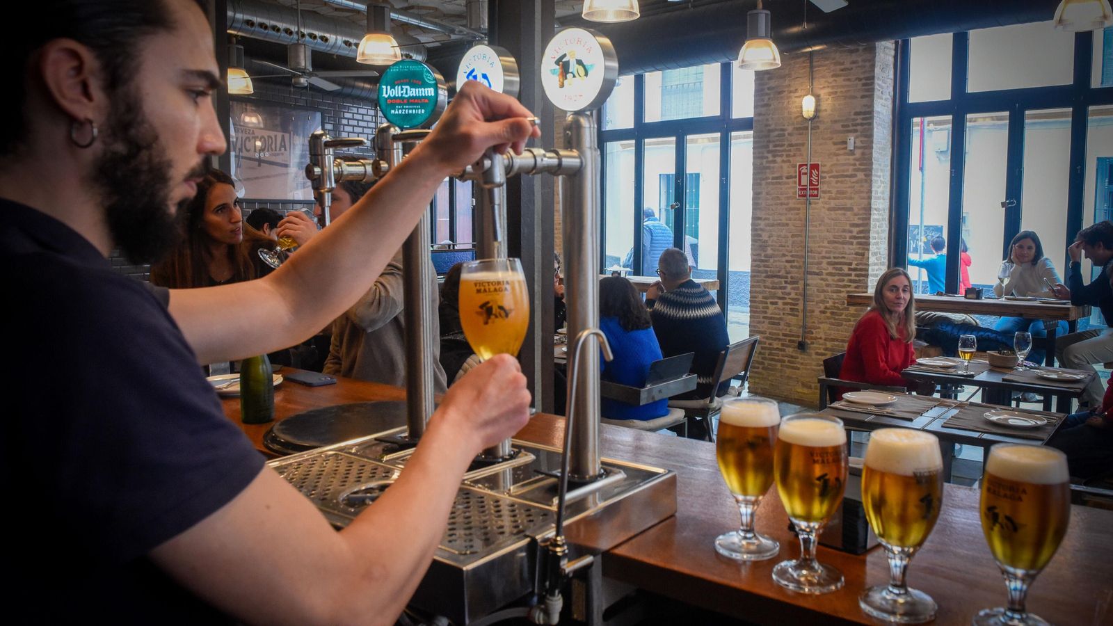 Un camarero de Vida Jonda sirviendo cervezas.