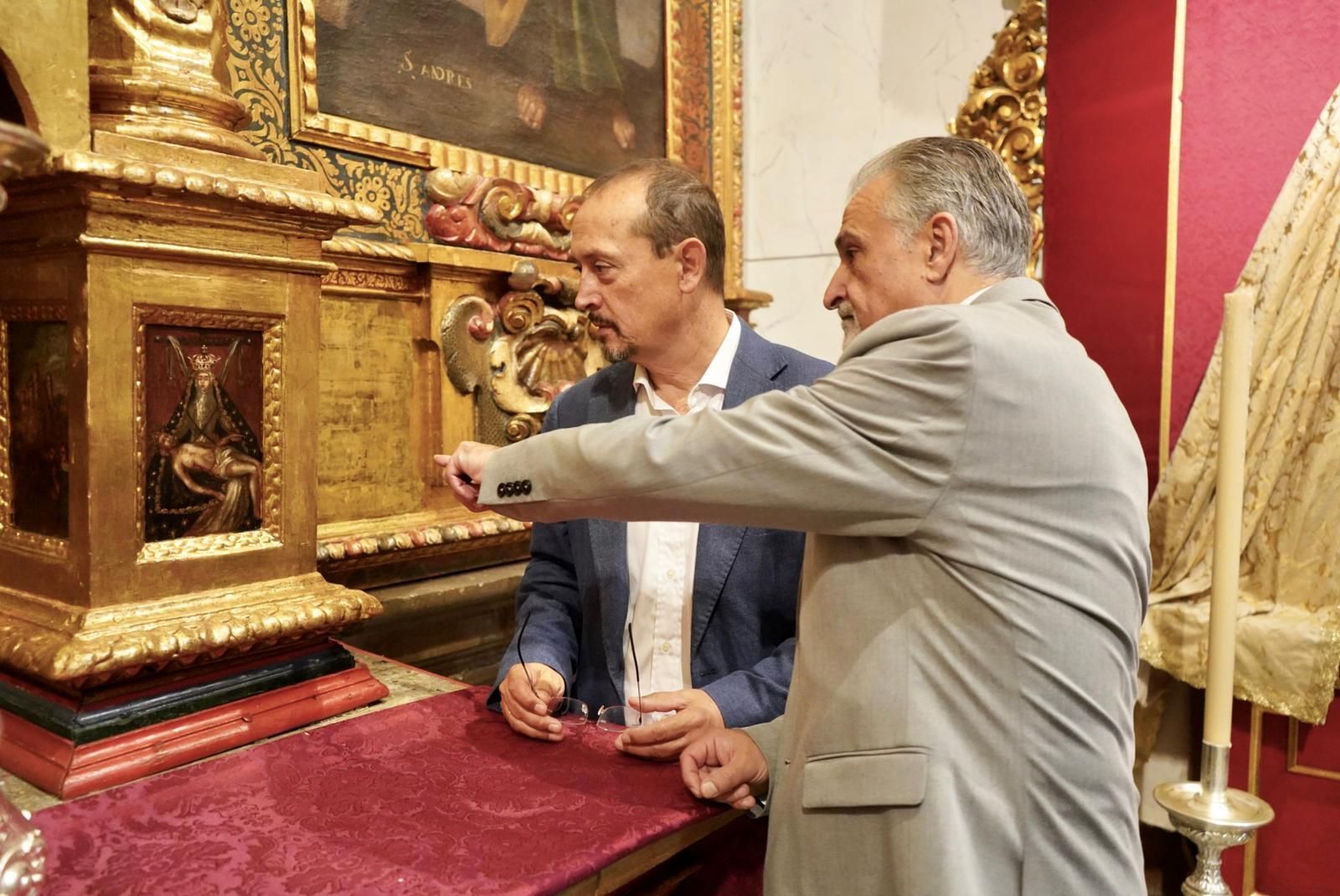 Visita del delegado de cultura de la Junta  a la restauración del retablo del Señor de la Meditación en San Justo y Pastor