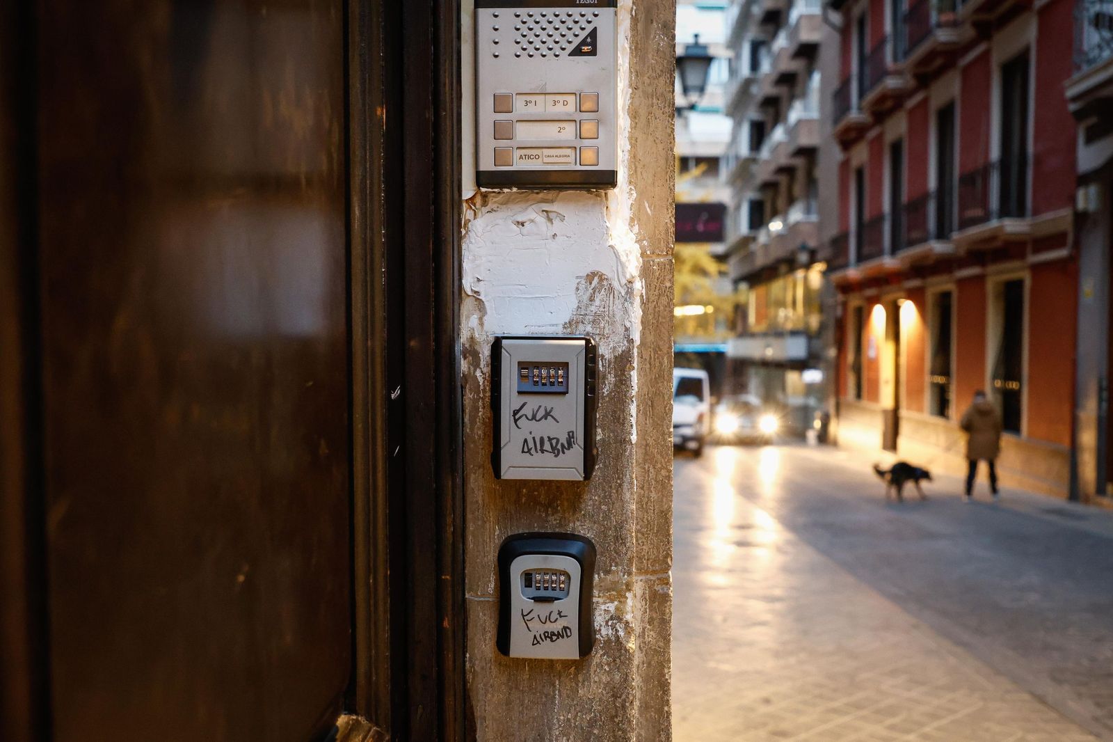 Mensajes contra los pisos turísticos en la entrada de uno de ellos en la capital.