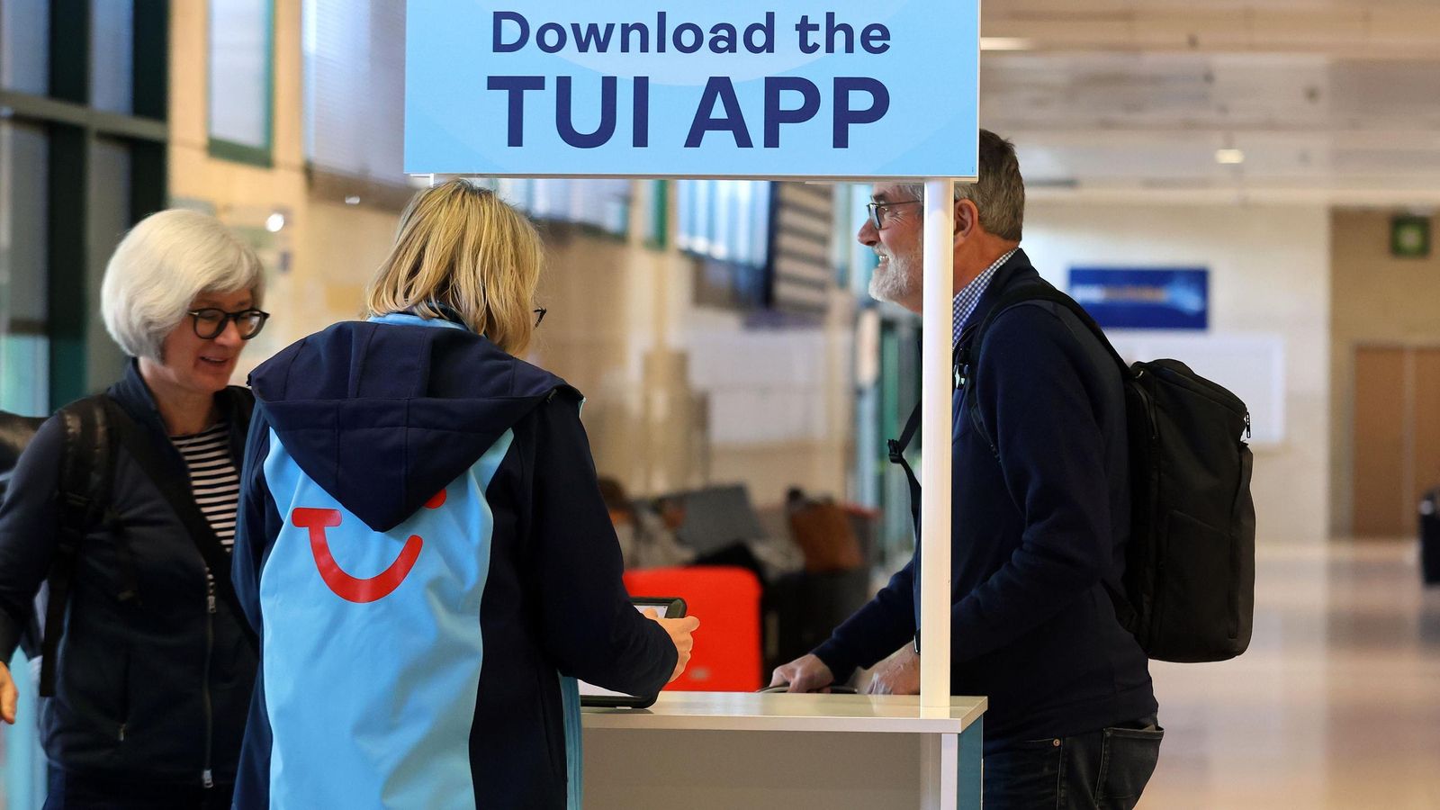 Turistas alemanes siendo atendidos por personal de un turoperador a su llegada a Jerez.