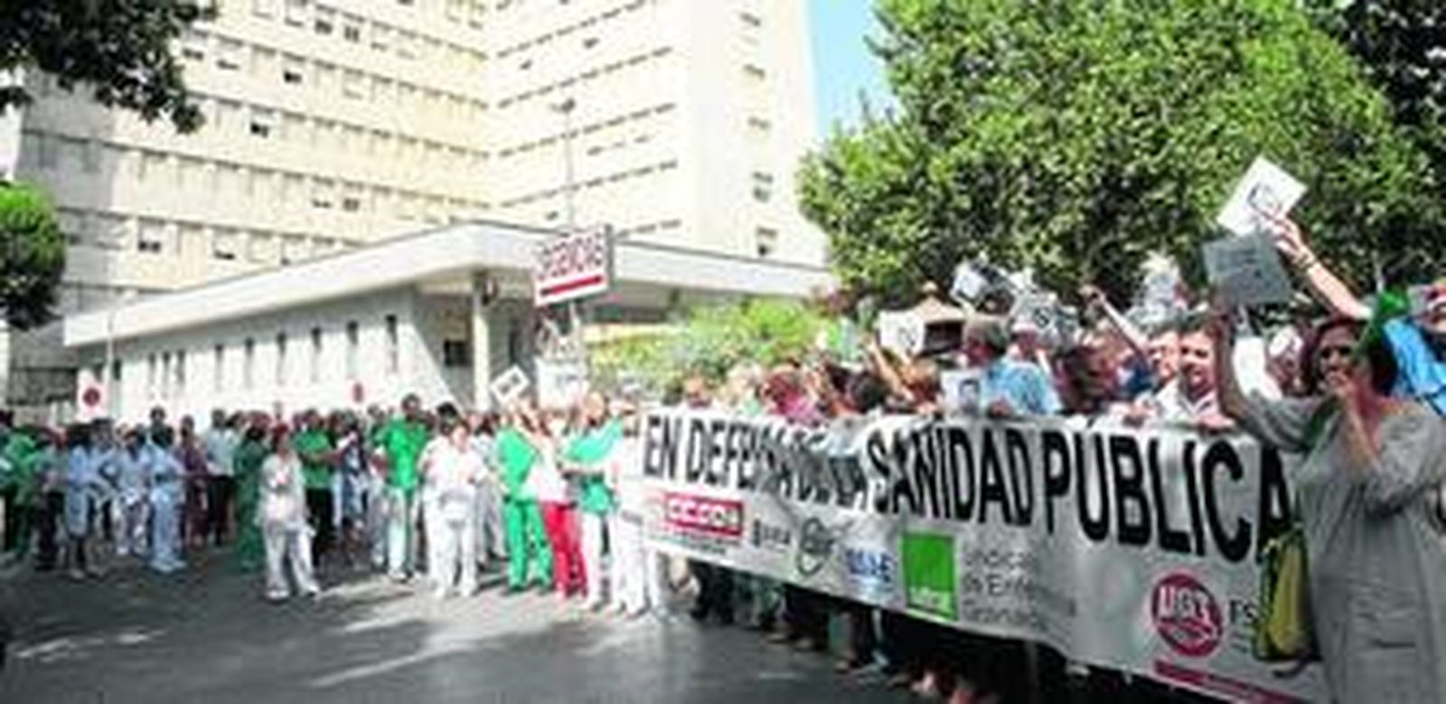 Los trabajadores de la sanidad se concentraron en el Clínico contra lo que consideran un "desmantelamiento" de la sanidad pública.