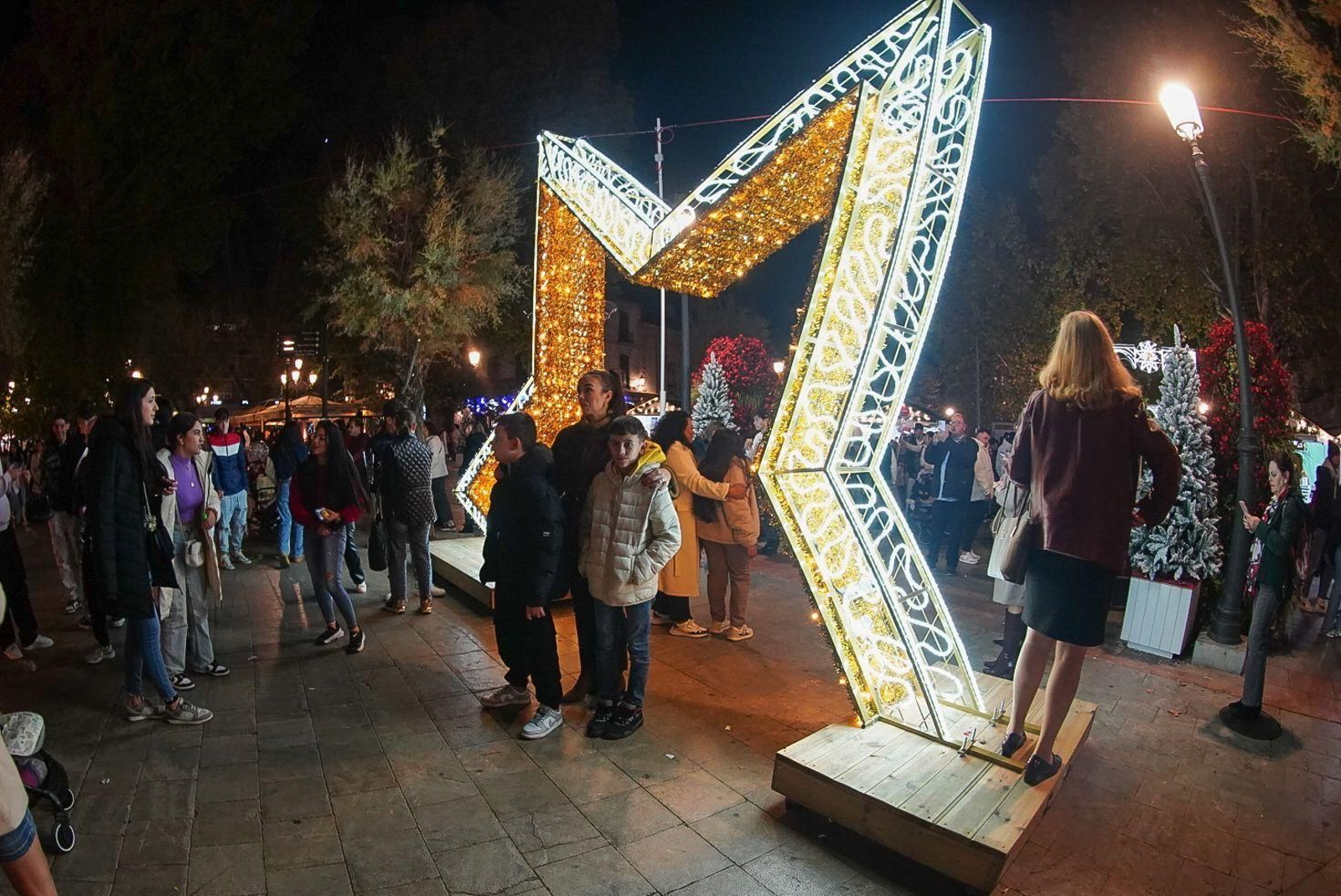 Fotos: así son las nuevas luces de Navidad de Granada