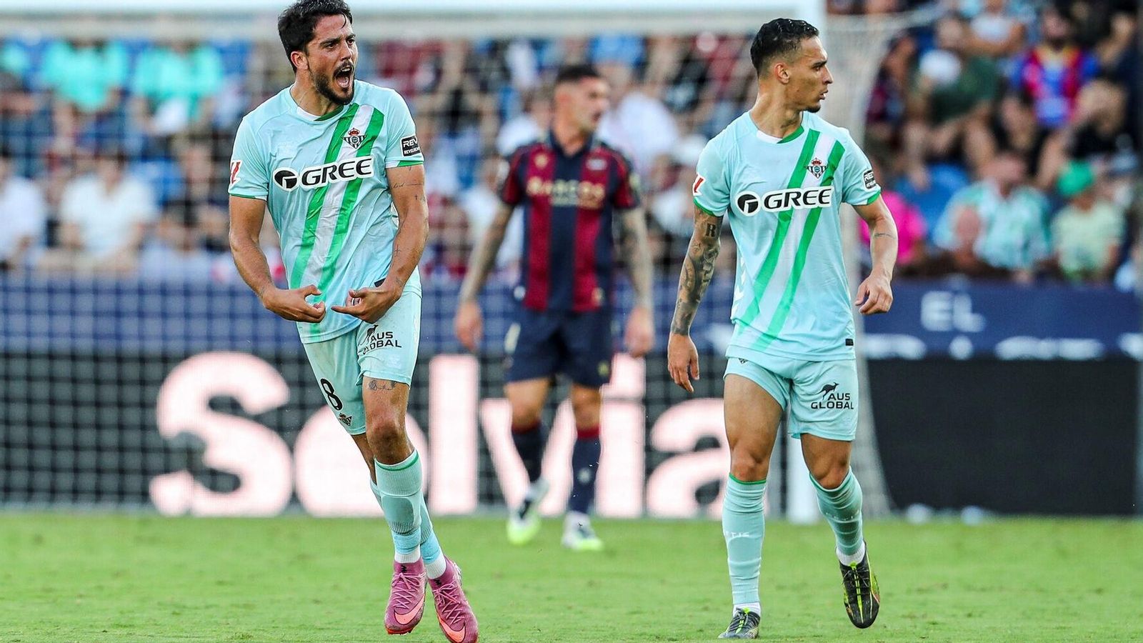 Pablo Fornals celebra con rabia su gol junto a Antony.