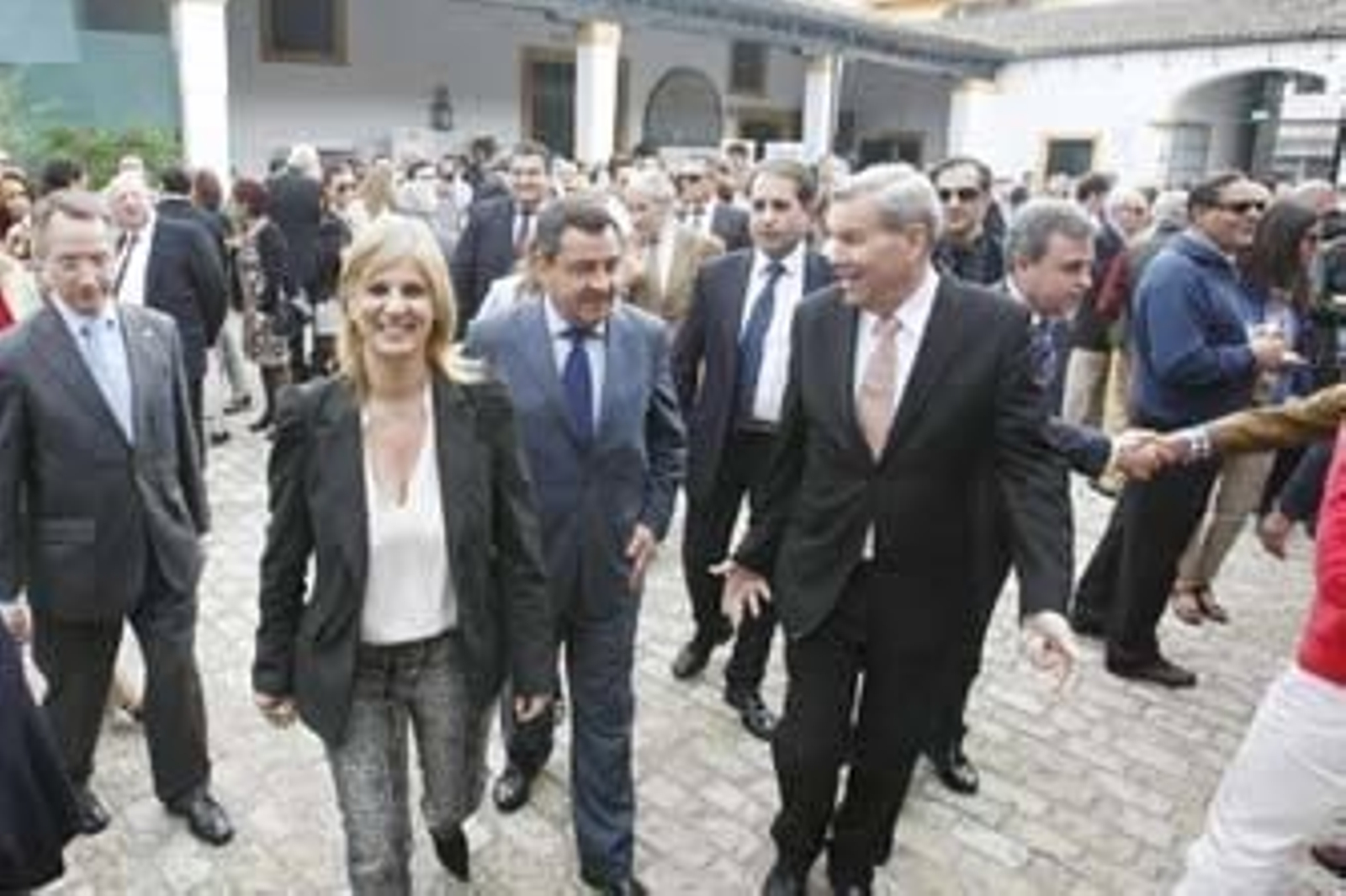 La alcaldesa de Jerez, el presidente de Diputación y Antonio de María caminan por La Atalaya durante los actos celebrados por Horeca. /Pascual La alcaldesa de Jerez, el presidente de Diputación y Antonio de María caminan por La Atalaya durante los actos celebrados por Horeca. /Pascual