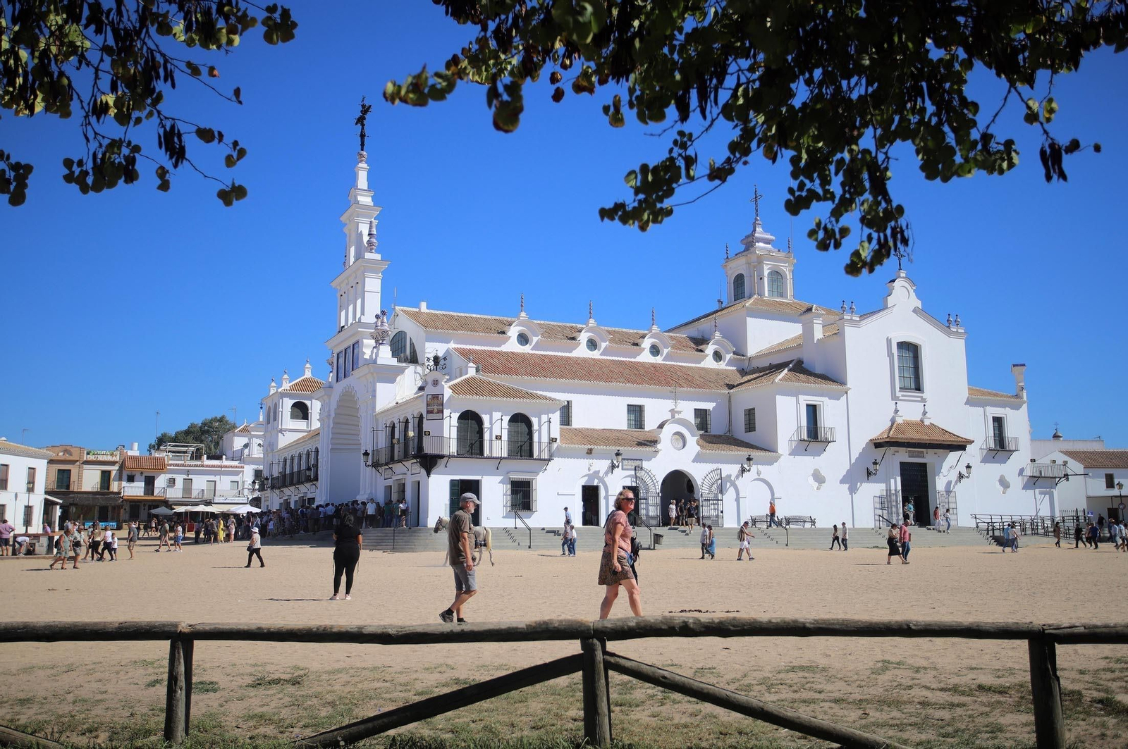 Ambiente en un soleado día en la aldea de El Rocío.