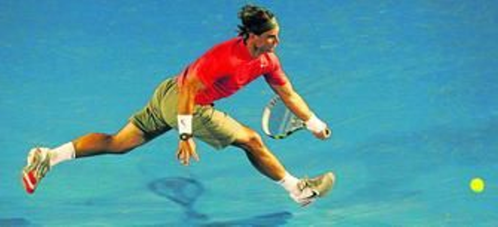 Rafael Nadal trata de alcanzar una bola durante su choque de ayer ante el australiano Bernard Tomic.