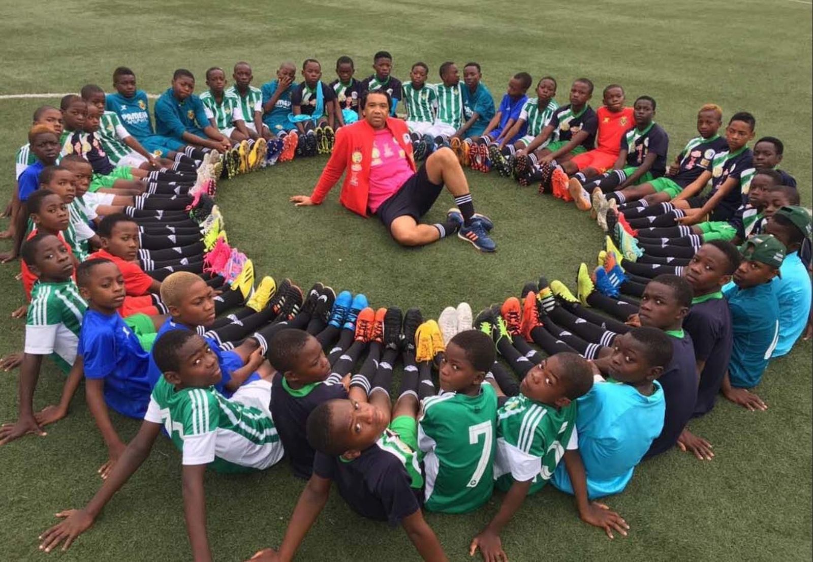El ex jugador Benjamín Zarandona rodeado de niños futbolistas