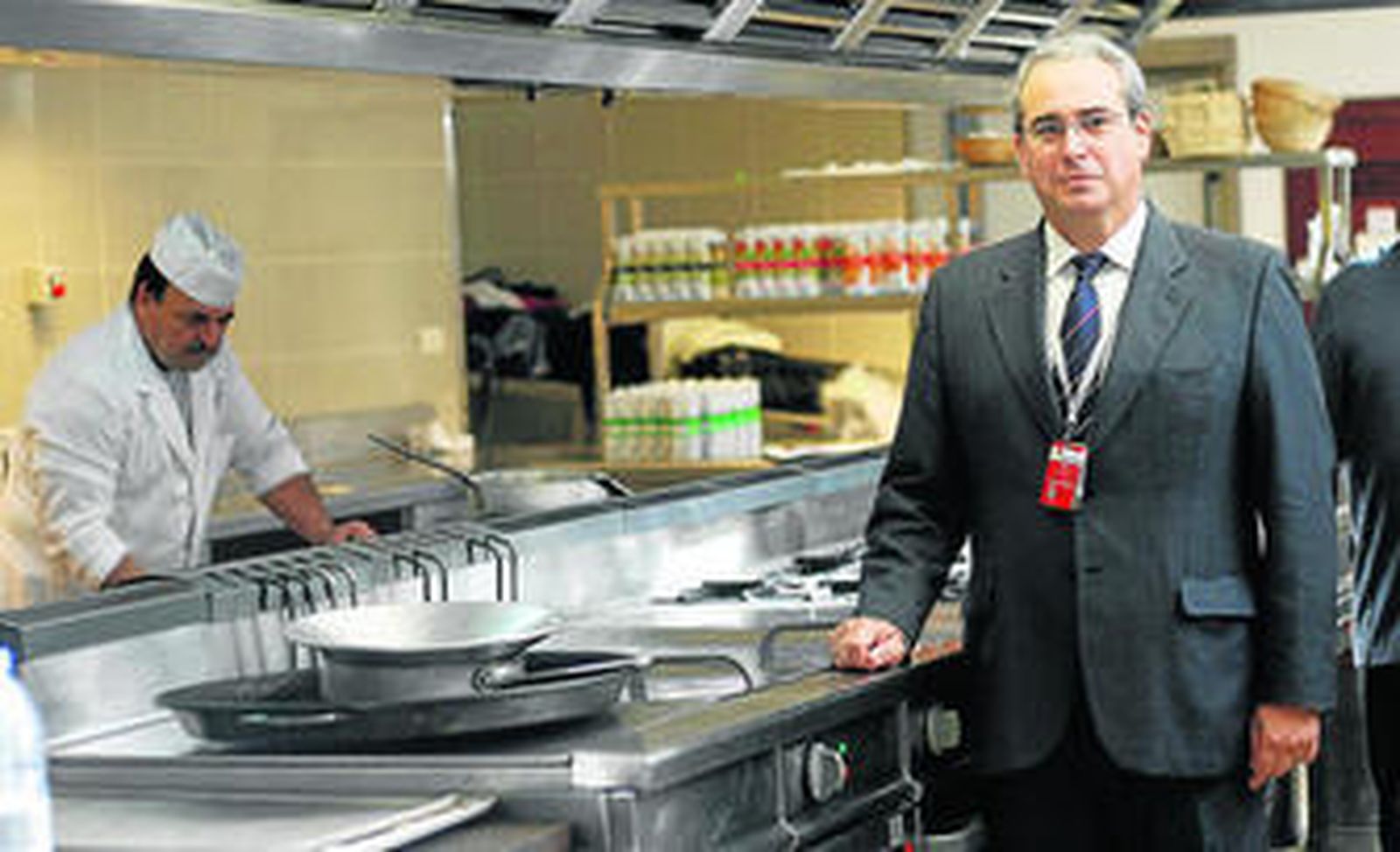 Alfonso Rodríguez jr, delante de las cocinas del Palacio de Congresos en la mañana de ayer.