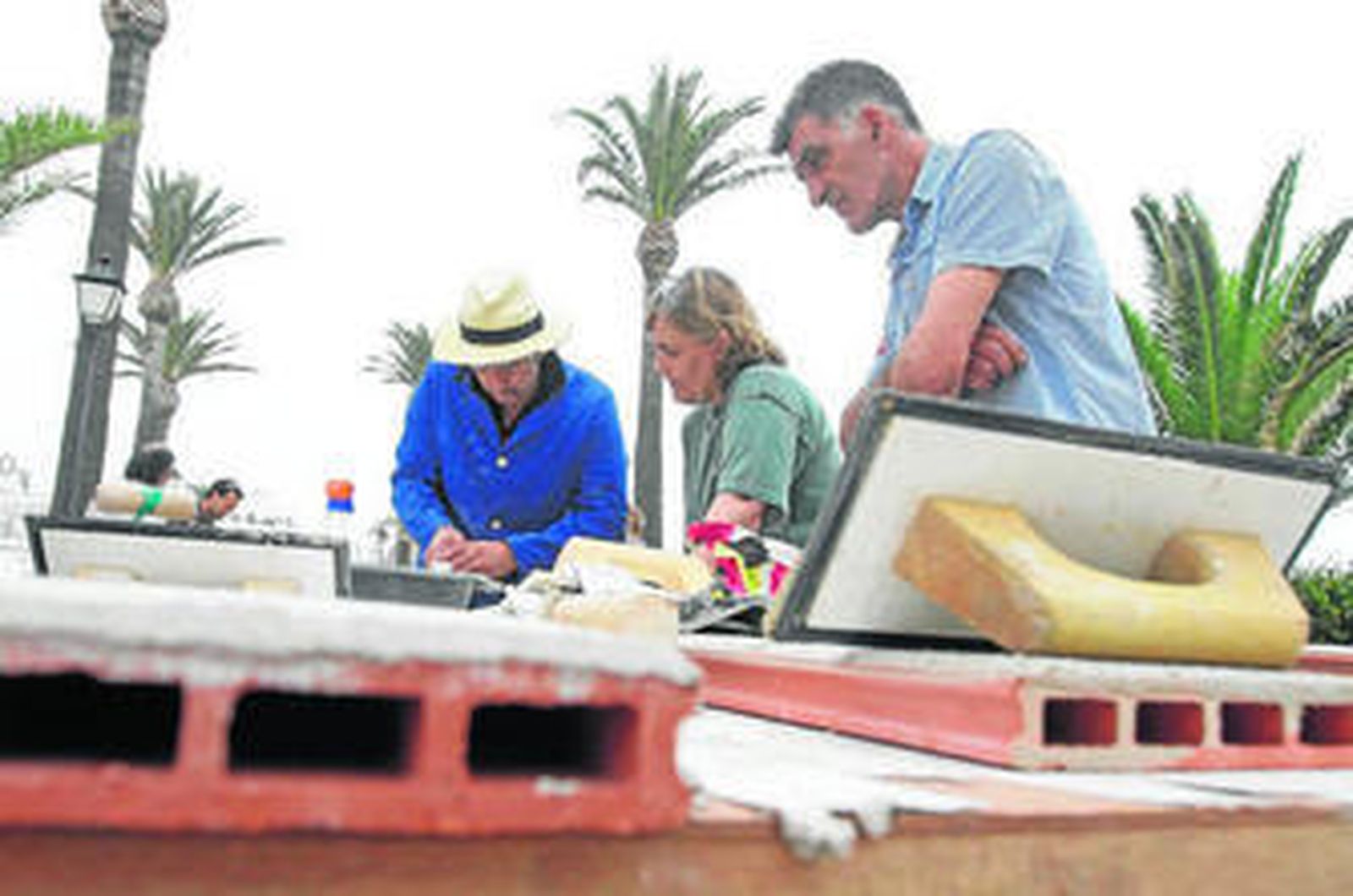 Varios alumnos del taller observan el trabajo que hace el profesor en Tarifa.