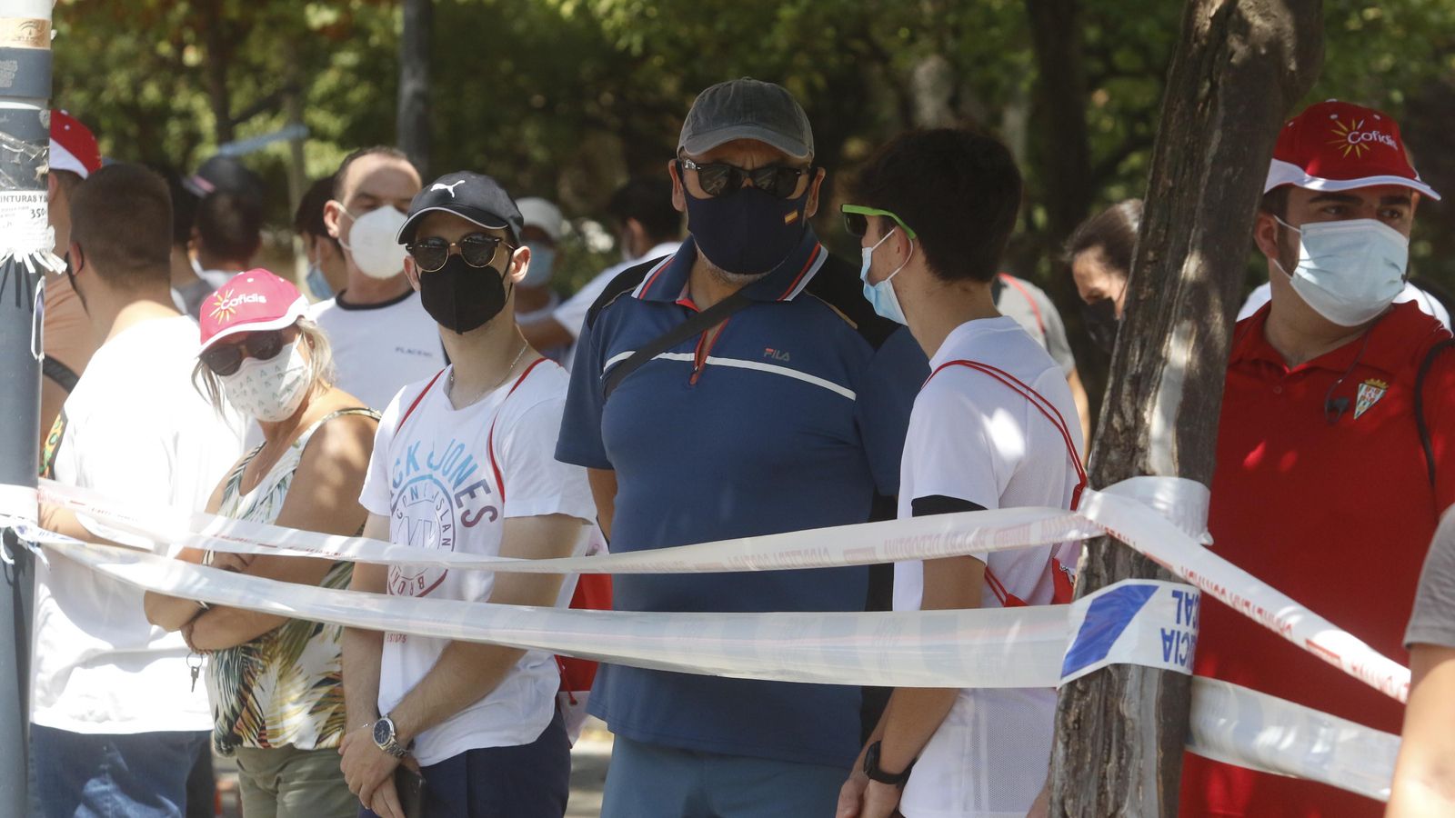 Aficionados esperan a ver a los ciclistas.