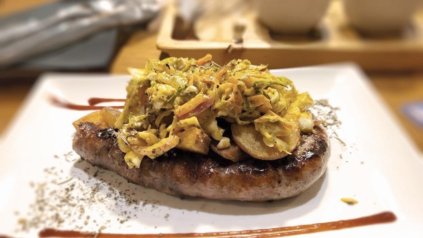 La butifarra al horno es uno de los platos de la casa, un imprescindible.