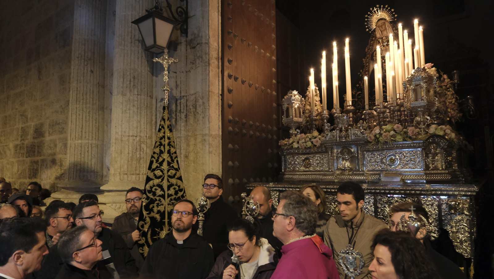 Procesión del Vía Crucis-Cristo de la Escucha en Almería, en imágenes