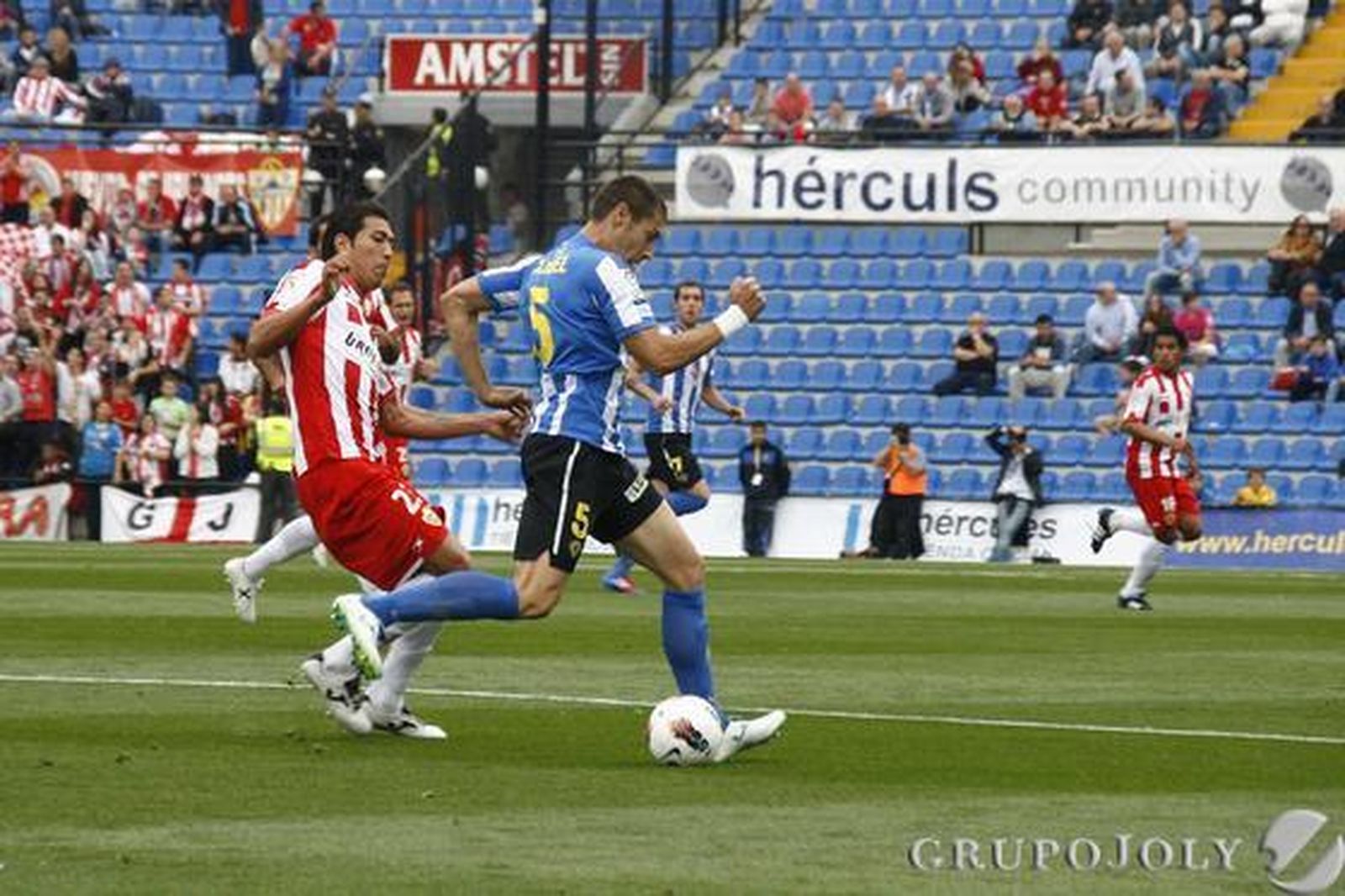El Almería se lleva un punto del Rico Pérez y se mantiene en la pelea por las plazas de promoción. 

Foto: Rafael Gonzalez
