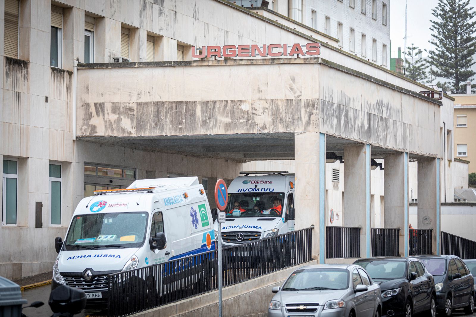 Dos vehículos de Ambulancias Barbate en el Hospital Puerta del Mar