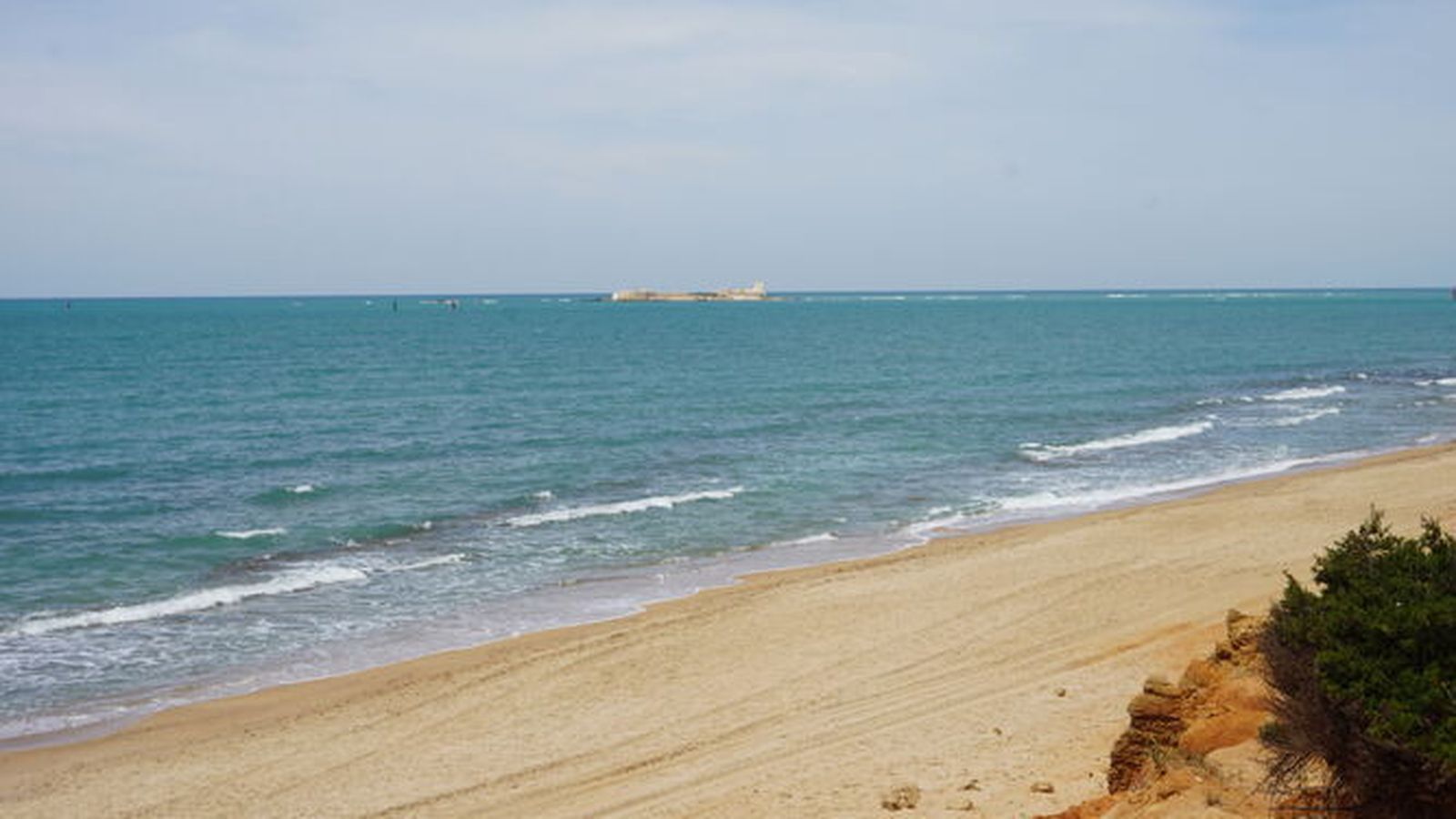 Vistas de esta playa de Chiclana desde los acantilados