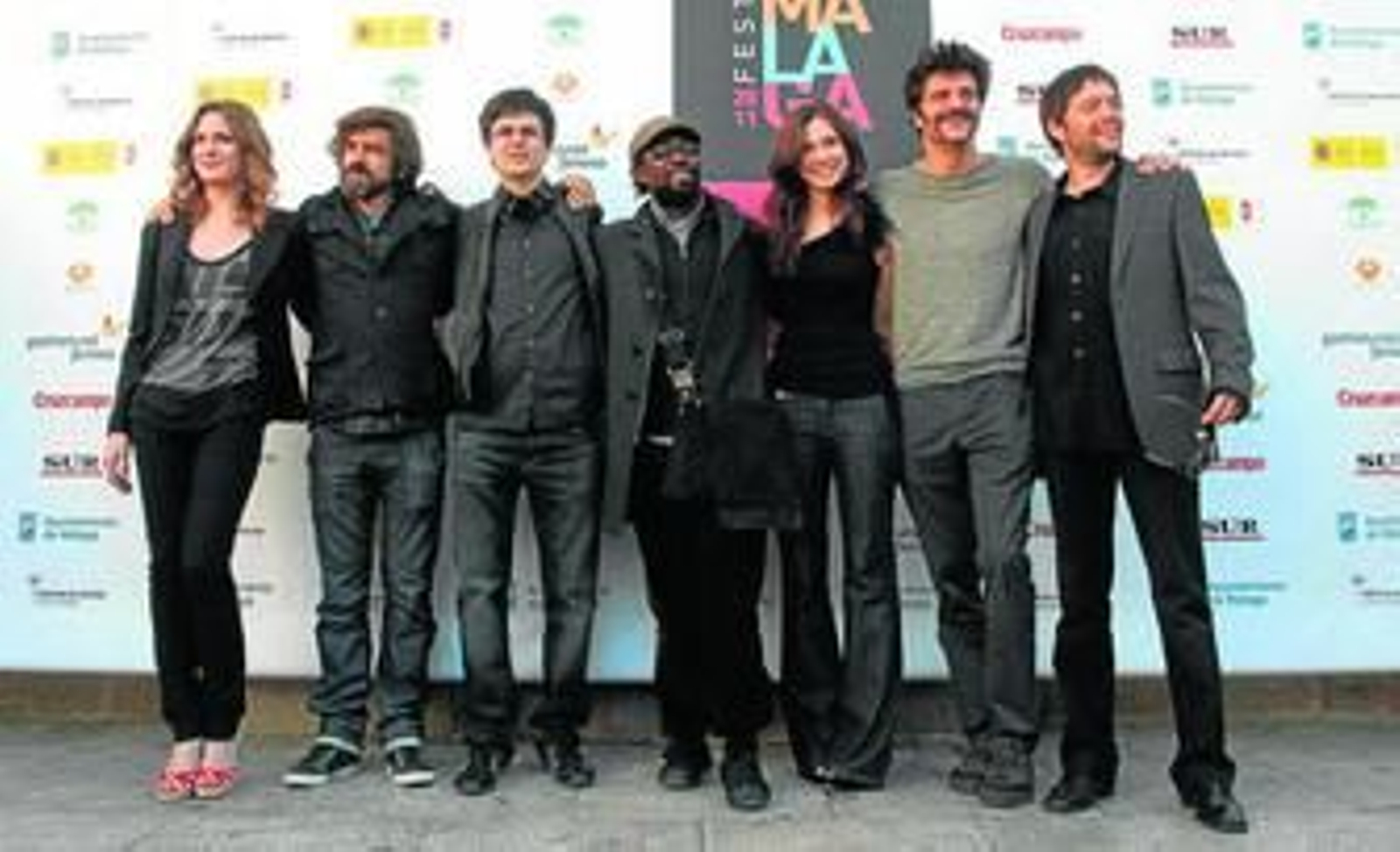 El equipo artístico de 'Catalunya über alles!', ayer, en el Teatro Cervantes.