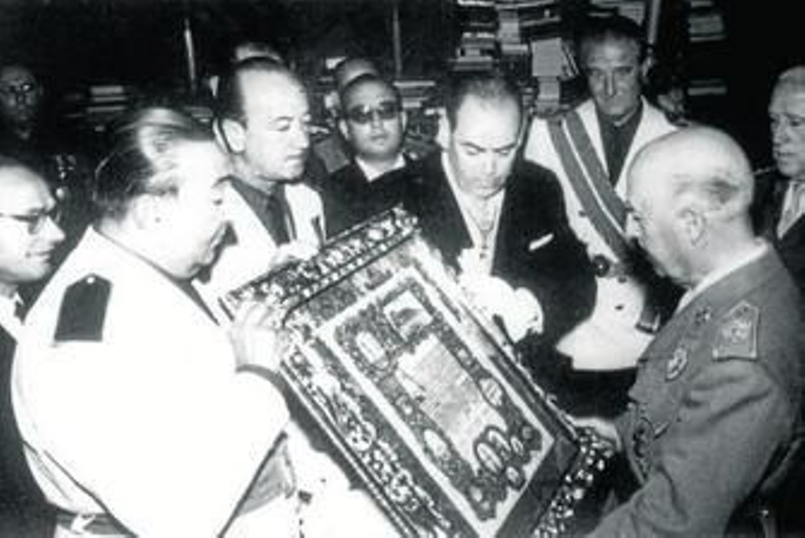 Francisco Franco recibe, de mano de los alcaldes de las localidades de la comarca, el título de hijo predilecto, en una imagen de archivo.