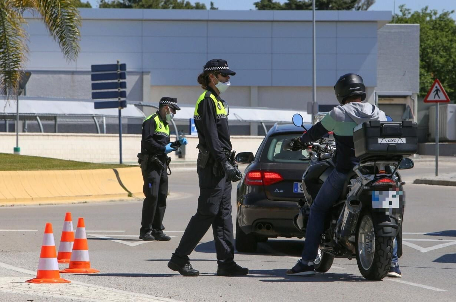 Un control de la Policía Local en la rotonda de Salmorejo para vigilar el confinamiento, en la jornada de ayer.