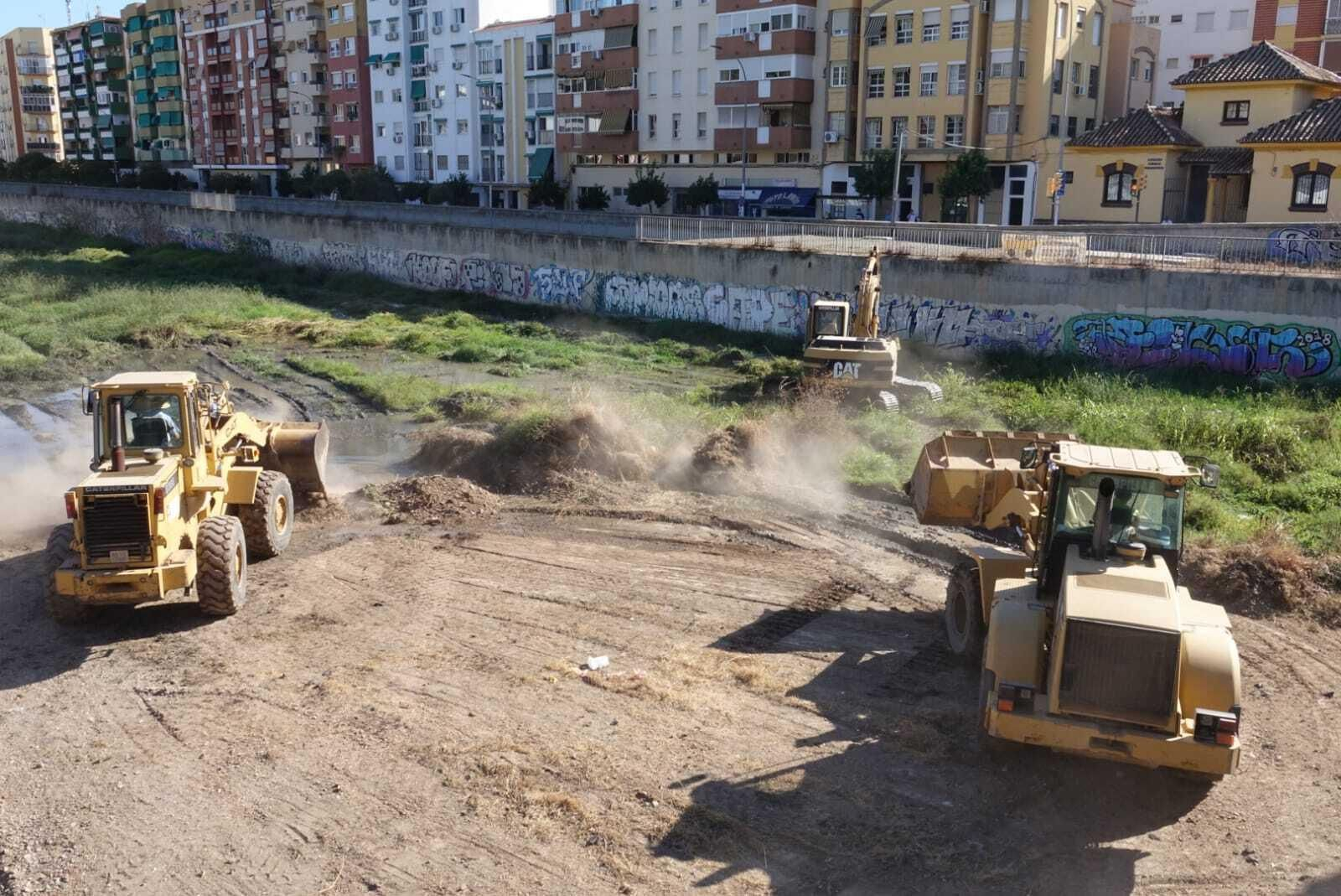 Las excavadoras desarrollan el trabajo de desbroce del río