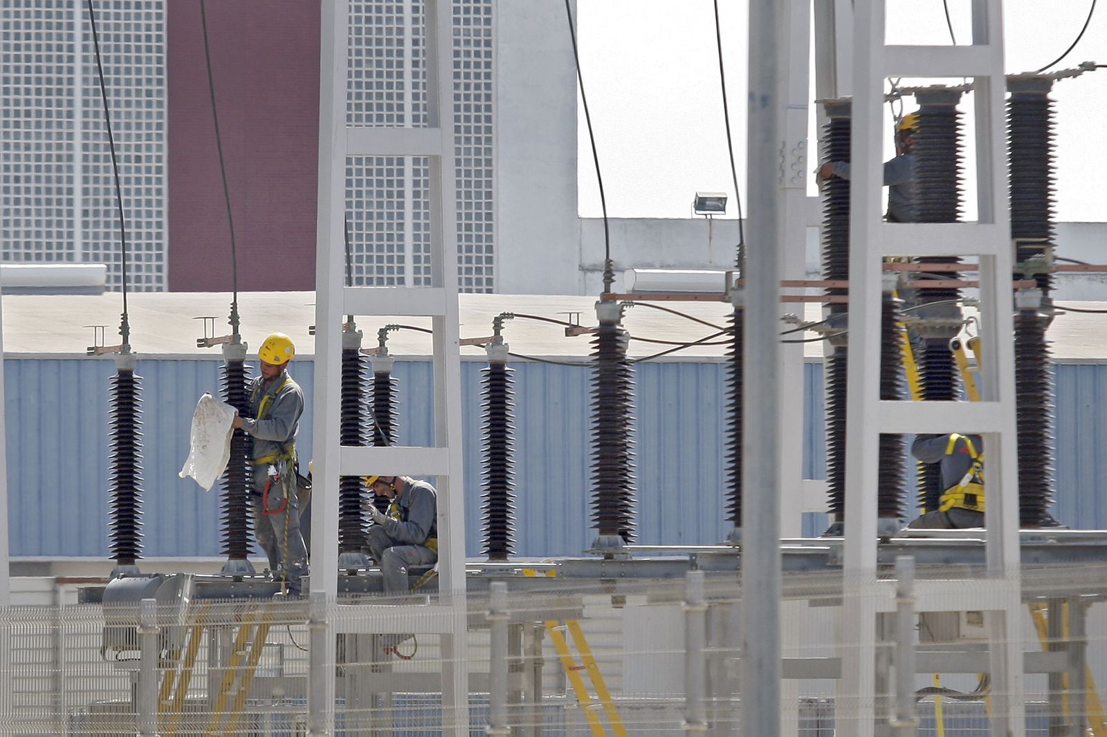 Labores de mantenimiento en una estación eléctrica andaluza.