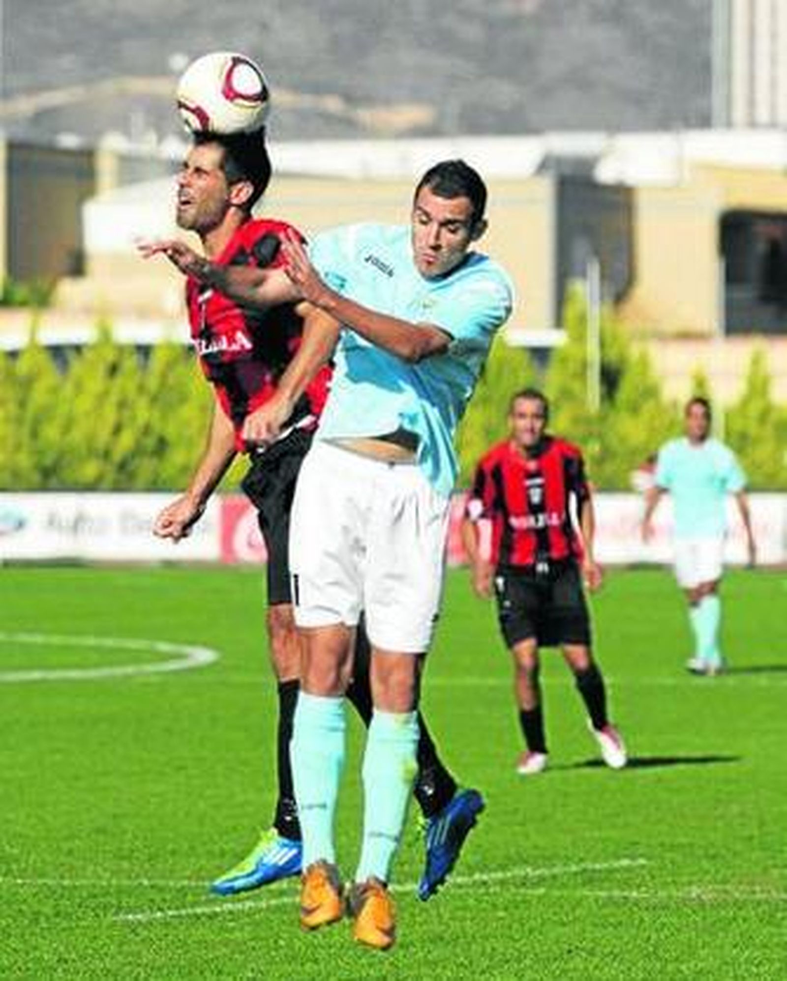 Javi Moyano y Prieto, exjugadores del Almería B, luchan por un balón.