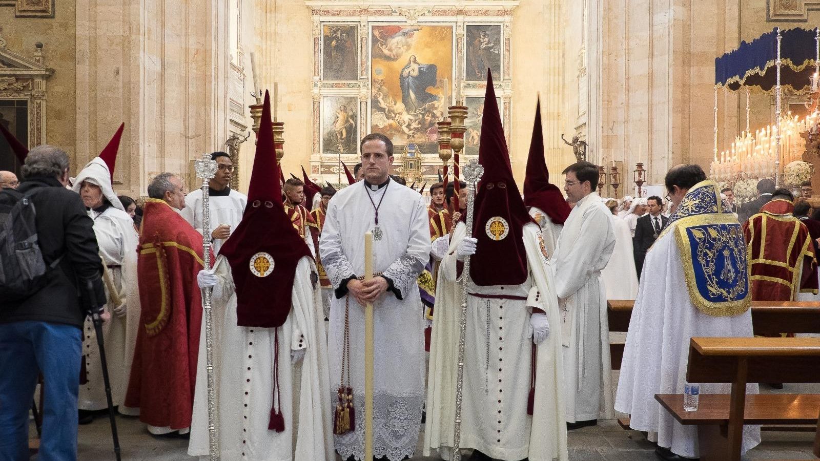 El sacerdote jesuita presidiendo en una cofradía.