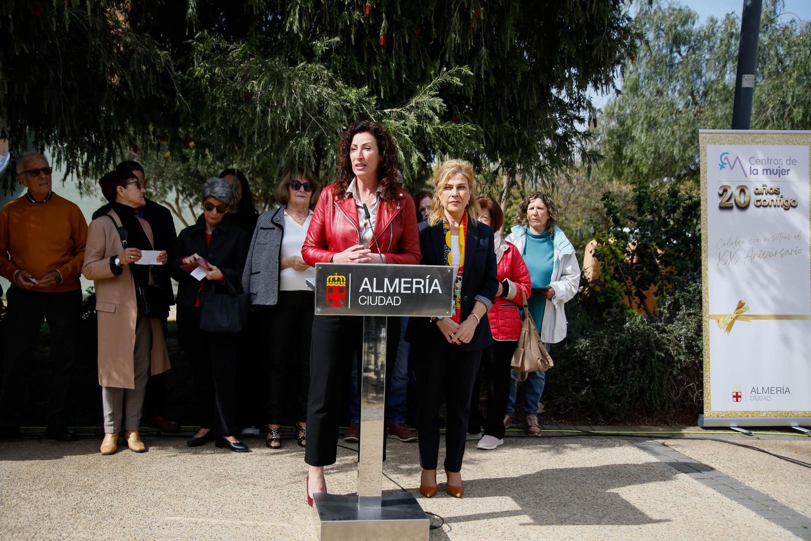 Las imágenes de la plantación de un olivo y el entierro de una cápsula del tiempo