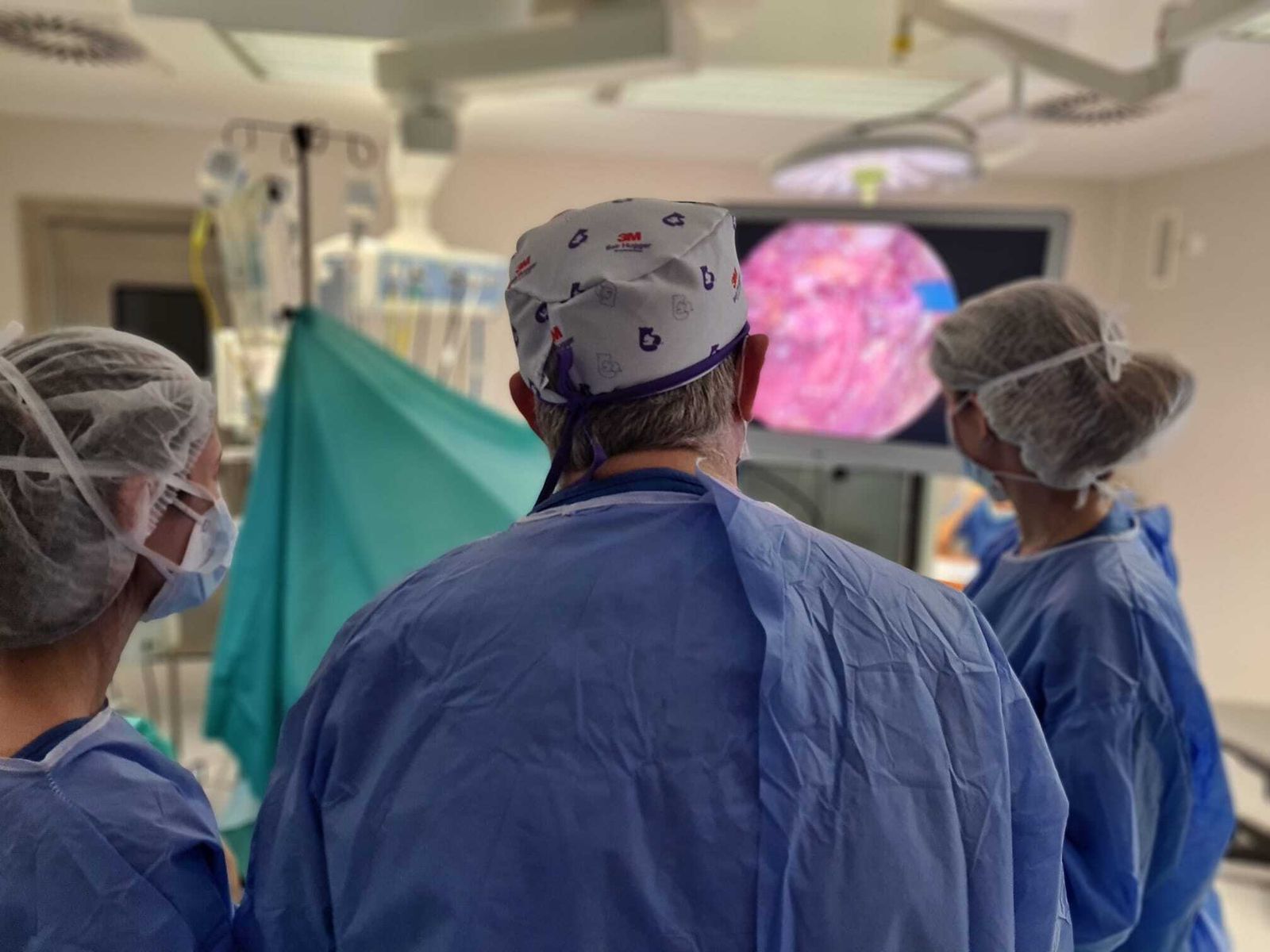 Profesionales de la Unidad durante uno de los procedimientos.