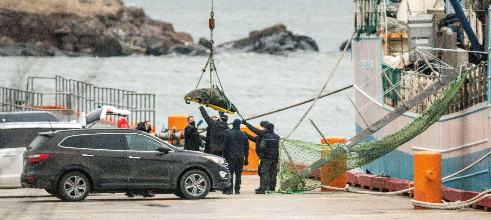 Desembarco de uno de los cuerpos de las víctimas en el puerto de Saint John.