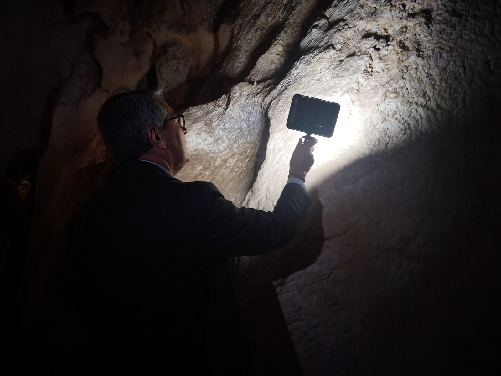 Así son las huellas humanas descubiertas en la Cueva del Tesoro de Rincón