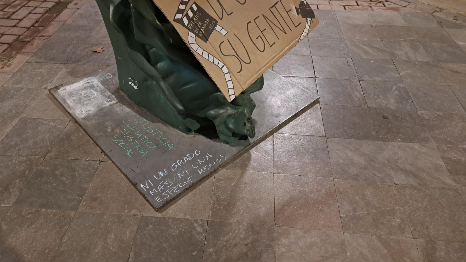 Las imágenes de las pintadas a los bustos de los Premios Goya de Granada