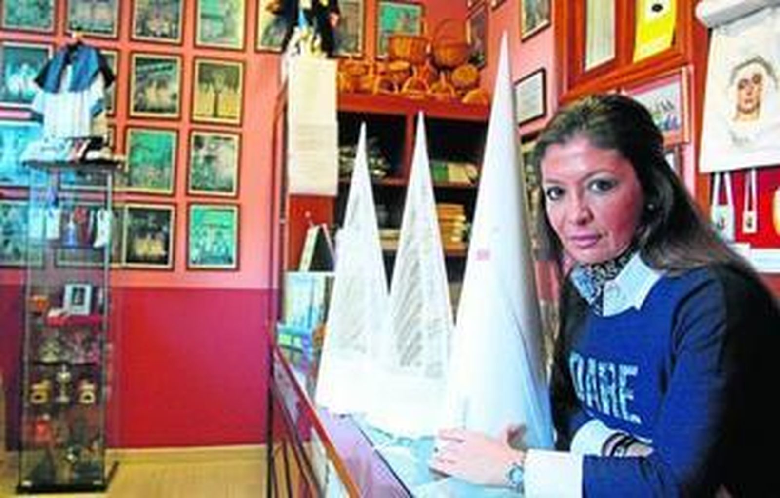 La sevillana Milagros Pastor regenta desde 2005 el negocio de artículos cofradieros fundado por sus padres.