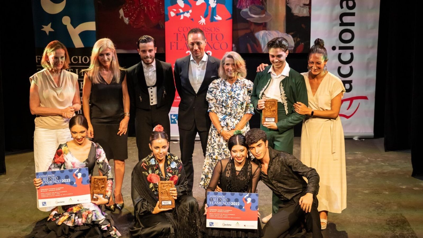 Foto de familia de los premiados con las autoridades presentes en el acto.