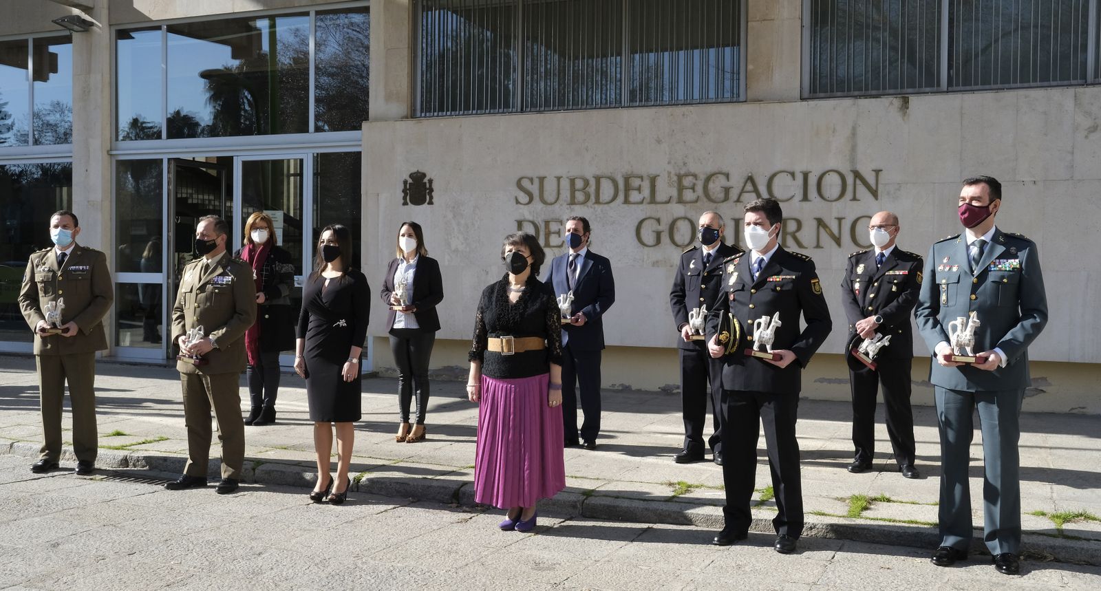 Rafaela Valenzuela (centro) junto a los representantes de los colectivos distinguidos.