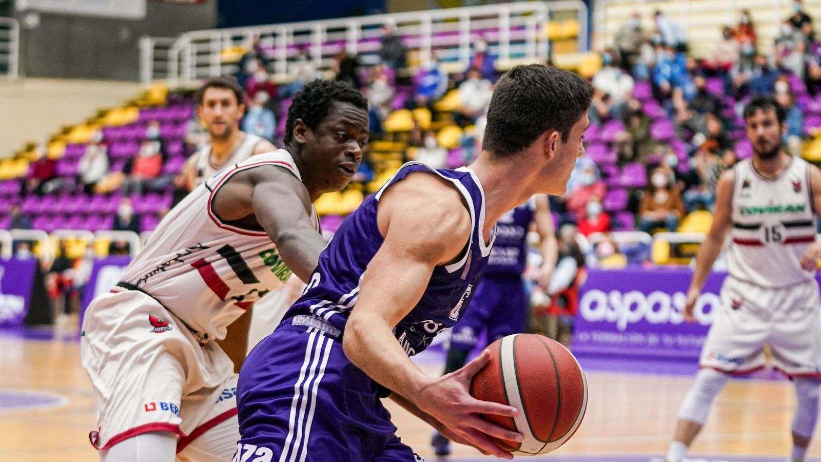 Thomas Bropleh defiende a un jugador del Real Valladolid.