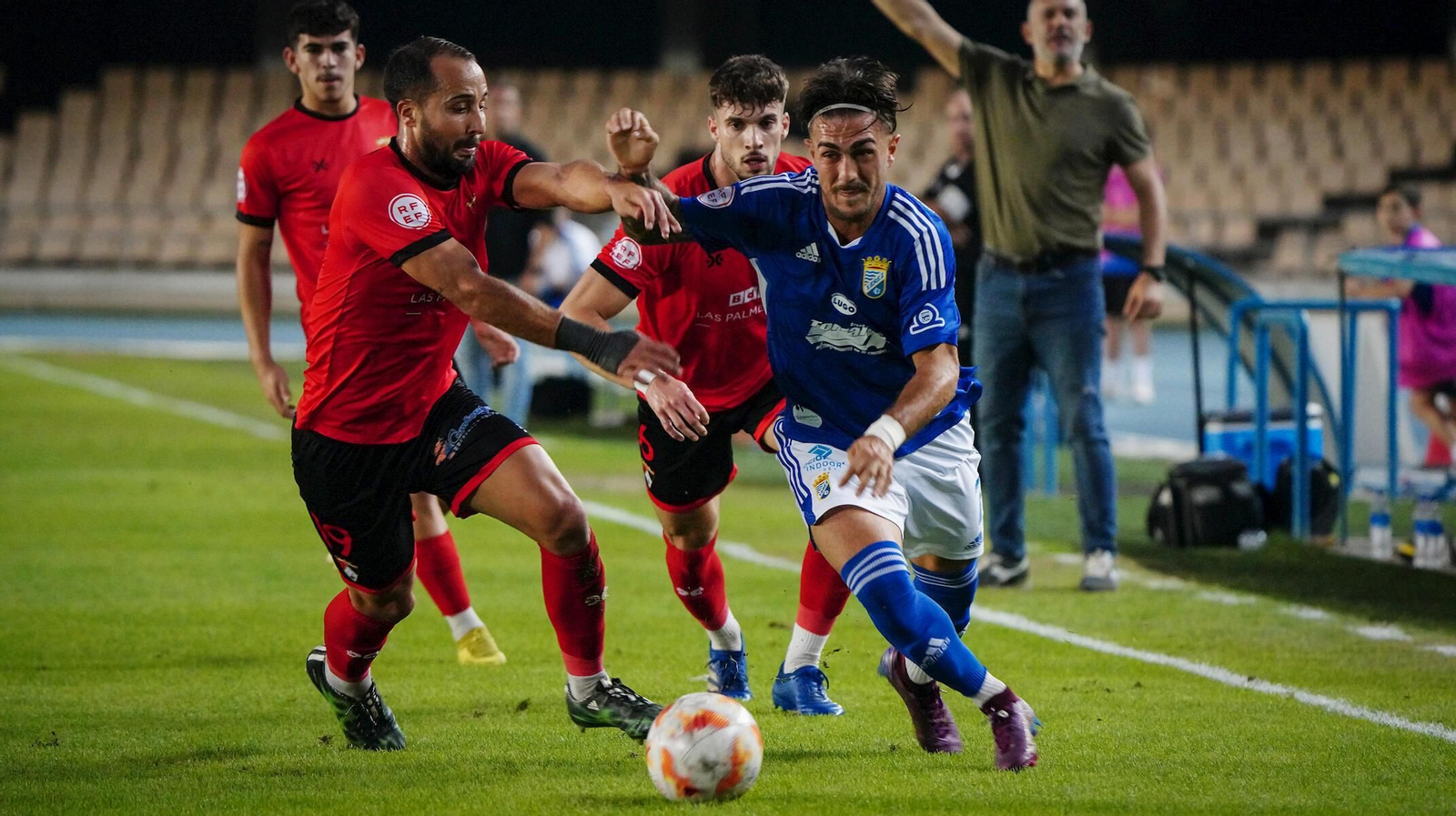 Joseliyo se marcha del jugador del Ayamonte Fernando en un lance del partido.